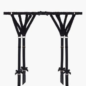 Savage x Fenty
Ultra Sexy Satin Garter Belt